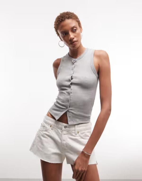 ウィークデイ レディース ボトムス ハーフパンツ・ショーツ ローライズ ショートパンツ デニム Weekday low rise denimicro shorts in dirty white ホワイト