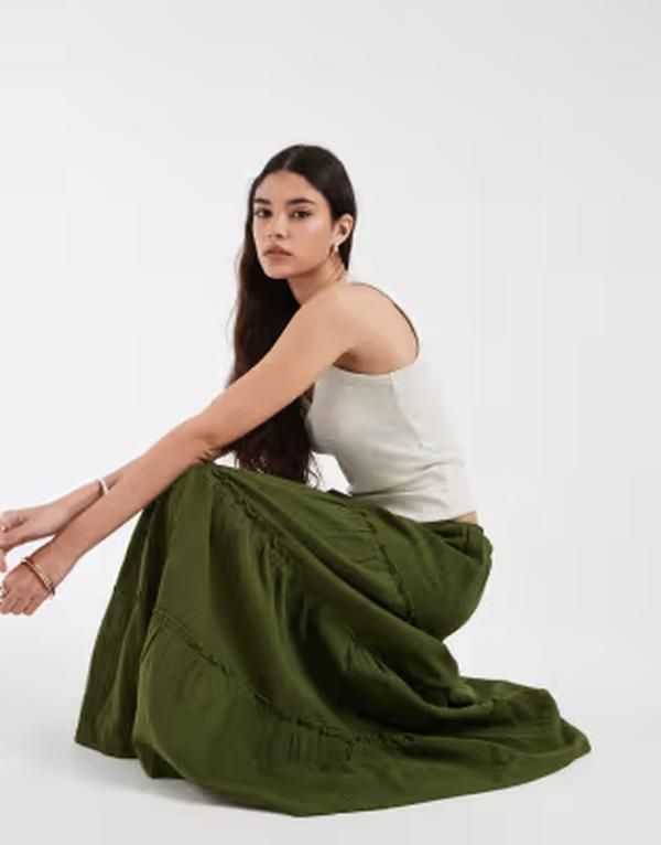 ピーシーズ レディース ボトムスカート ティアード コットン マキシ PIECES crinkle cotton tiered boho maxi skirt in chive グリーン