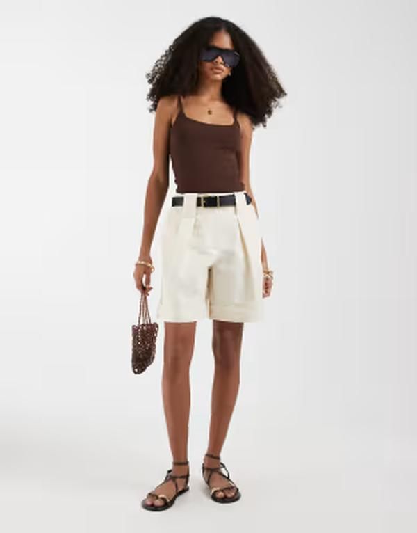 エイソス レディース ボトムス ハーフパンツ・ショーツ ショートパンツ ASOS DESIGN Tailored belted cuffed shorts in cream クリーム