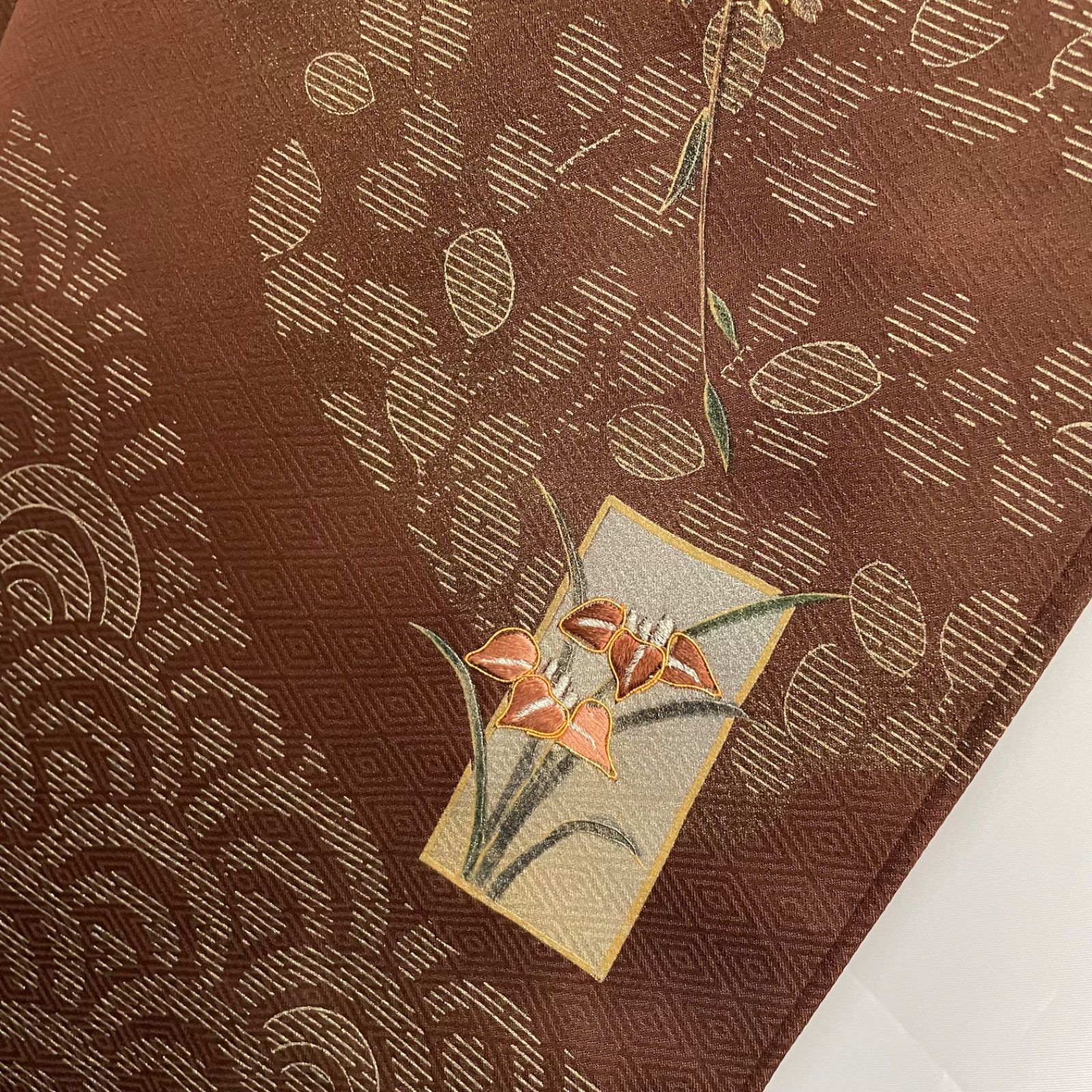 【acco ◡̈⋆*激安】百華園の半身刺繍着物　茶色　941 J870 美品 付け下げ 蘇州刺繍 金駒刺繍 金彩加工 綸子 手描き 菊 桜