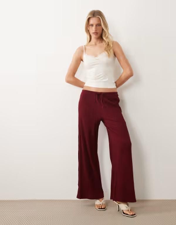 エイソス レディース ボトムス カジュアルパンツ ワイドレッグ コットン ASOS DESIGN mix match cotton crinkle wide leg pants in berry