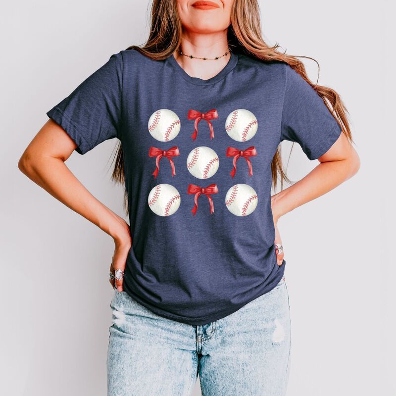 Simply Sage Market レディース トップス Tシャツ グラフィック Simply Sage Market Baseballs and Red Bows Watercolor Womenshort Sleeve Graphic TShirt He