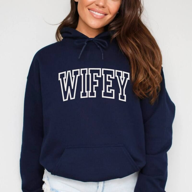 Simply Sage Market レディース トップス Tシャツ 刺繍 パーカー グラフィック Simply Sage Market Embroidered Wifey Arched Varsity Womens Graphic Hoodie True N