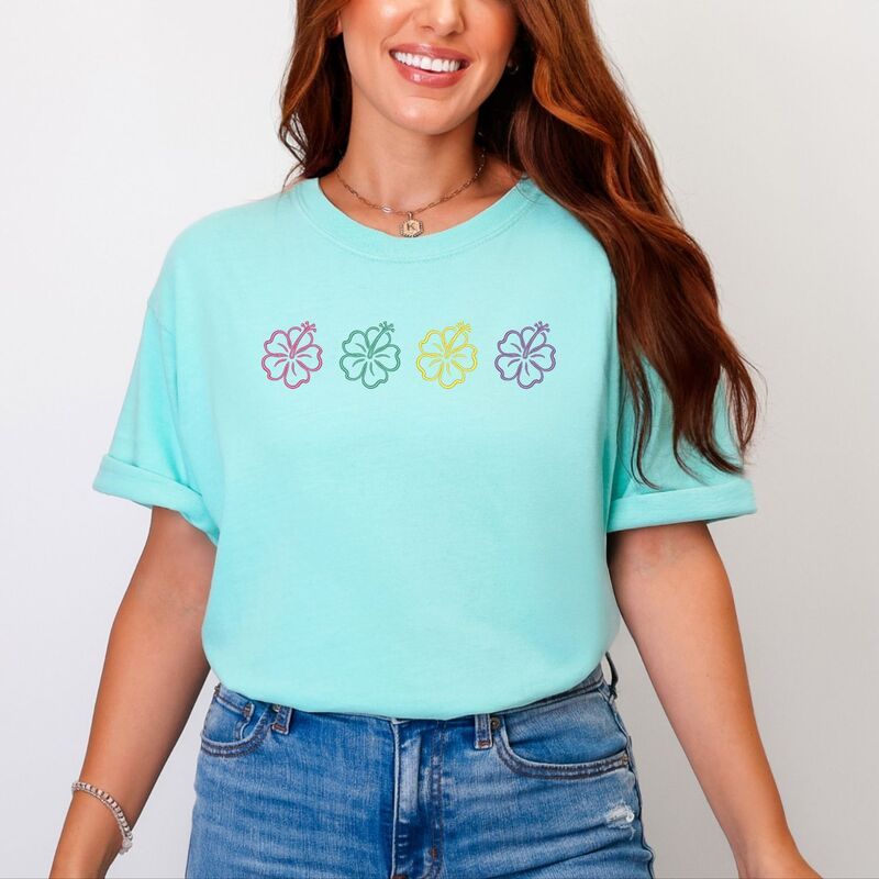 Simply Sage Market レディース トップス Tシャツ 刺繍 グラフィック Simply Sage Market Embroidered Hibiscus Flowers Womens Garment Dyed Graphic TShirt Ch