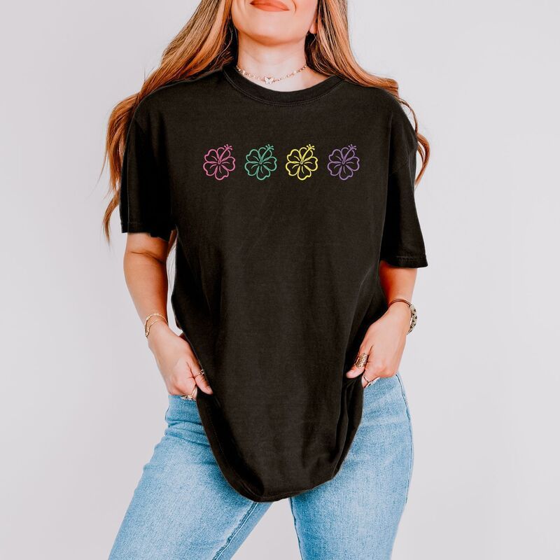 Simply Sage Market レディース トップス Tシャツ 刺繍 グラフィック Simply Sage Market Embroidered Hibiscus Flowers Womens Garment Dyed Graphic TShirt Bl