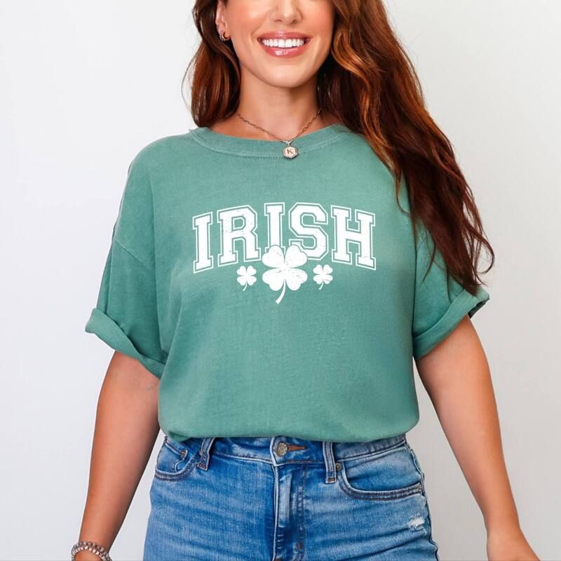 Simply Sage Market レディース トップス Tシャツ グラフィック Simply Sage Market Irish Varsity Outline Arched Womens Garment Dyed Graphic TShirt Light
