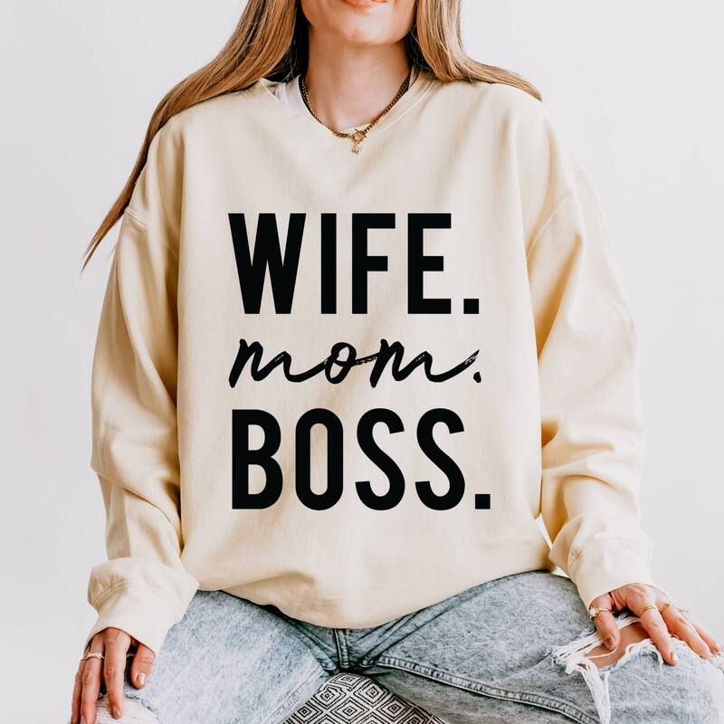 Simply Sage Market レディース トップス Tシャツ スウェット Simply Sage Market Wife Mom Boss Block Womens Lightweight Garment Dyed Sweatshirt Ivory ア