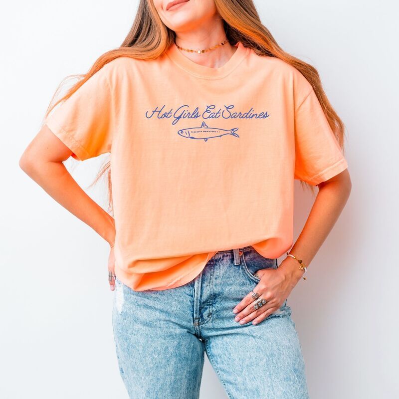 Simply Sage Market レディース トップス Tシャツ グラフィック Simply Sage Market Hot Girls Eat Sardines Cursive Womens Garment Dyed Graphic TShirt Can