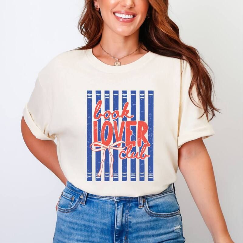 Simply Sage Market レディース トップス Tシャツ グラフィック Simply Sage Market Book Lover Club Stripes Womens Garment Dyed Graphic TShirt Ivory アイボリ 9,360円