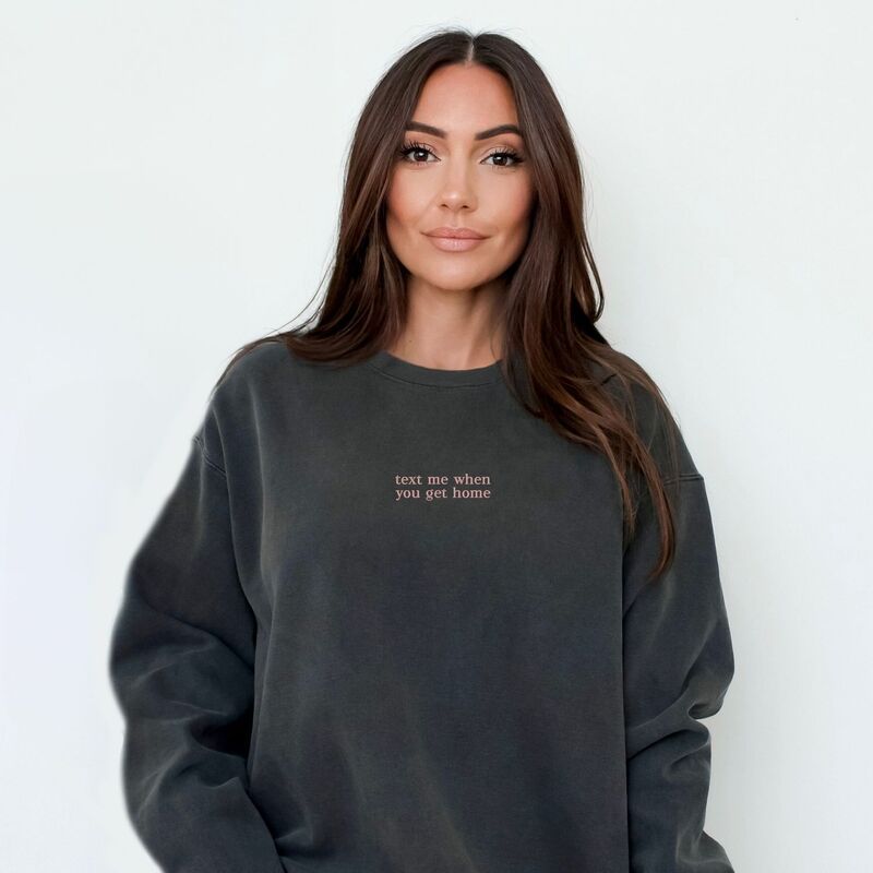 Simply Sage Market レディース トップス Tシャツ スウェット 刺繍 グラフィック Simply Sage Market Embroidered Text Me When You Get Home Womens Garment Dyed Gr