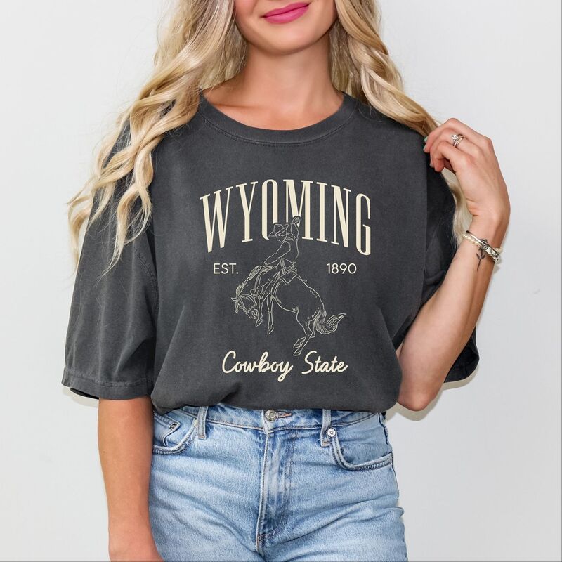 Simply Sage Market レディース トップス Tシャツ グラフィック Simply Sage Market Wyoming Cowboy State Womens Garment Dyed Graphic TShirt Pepper