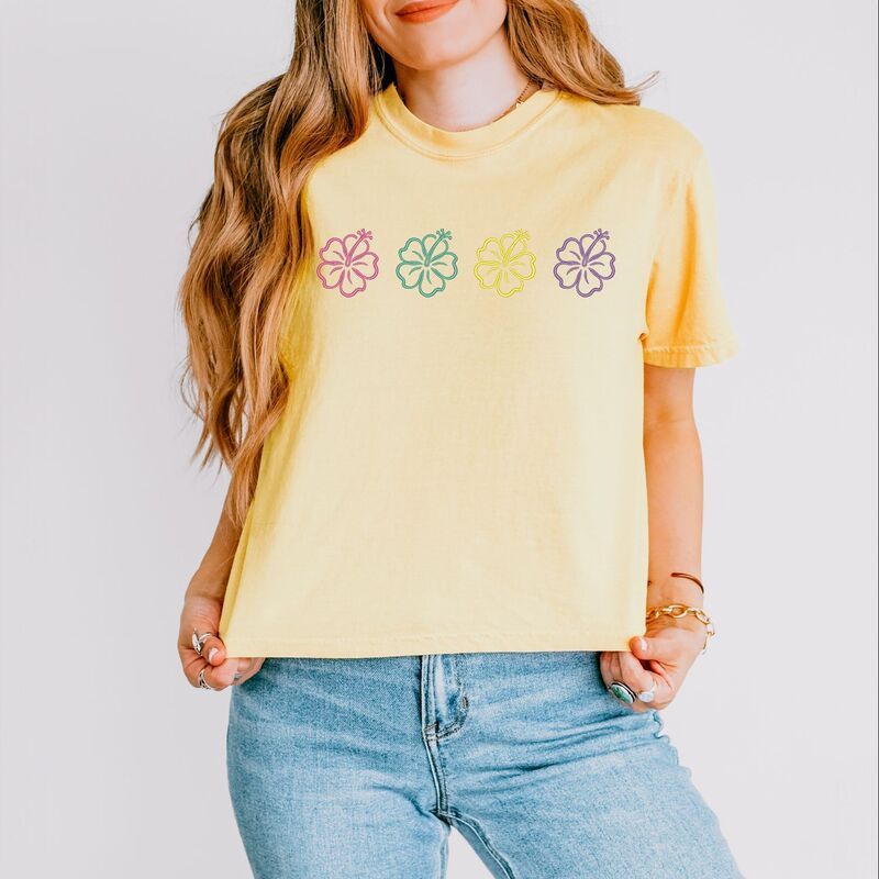 Simply Sage Market レディース トップス Tシャツ 刺繍 グラフィック Simply Sage Market Embroidered Hibiscus Flowers Womens Boxy Crop Top Graphic TShirt B