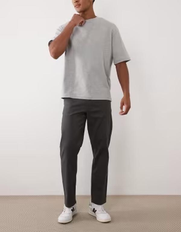 エイソス メンズ ボトムス カジュアルパンツ ASOS DESIGN straight chinos in charcoal チャコール