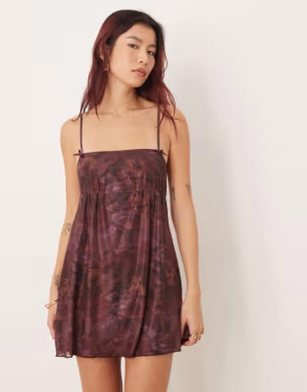 モーテル レディース トップス ワンピース フラワー柄 ミニ フラワー Motel Bublik strappy mini dress in blurry floral Burgundy バーガンディ