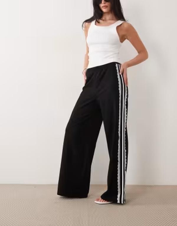 エイソス レディース ボトムス カジュアルパンツ ワイドレッグ スウェットパンツ レース ASOS DESIGN wide leg sweatpants with lace detail Black ブラック