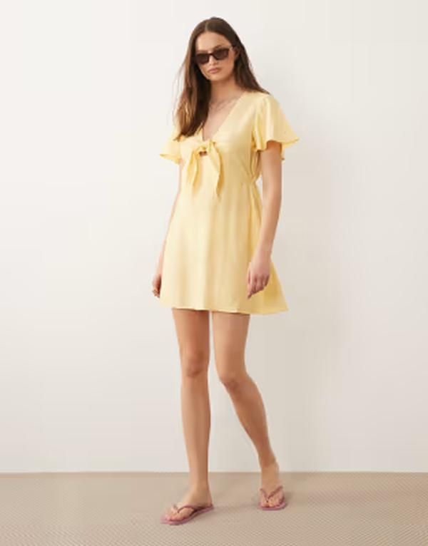 ベロモーダ レディース トップス ワンピース ミニ Vero Moda Tall crinkle textured woven tie front mini dress in golden yellow Golden haze イエロー