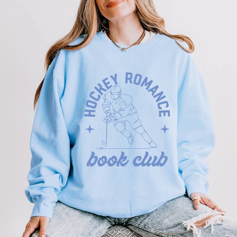 Simply Sage Market レディース トップス Tシャツ スウェット Simply Sage Market Hockey Romance Book Club Womens Lightweight Garment Dyed Sweatshirt Hy 10,625円