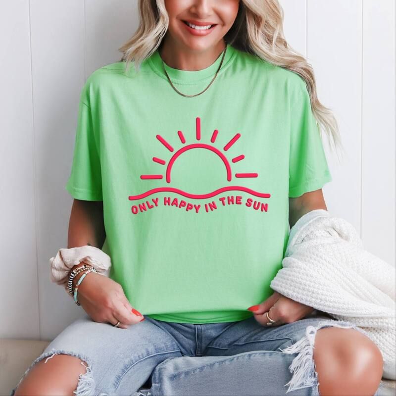 Simply Sage Market レディース トップス Tシャツ プリント グラフィック Simply Sage Market Only Happy In The Sun Puff Print Womens Garment Dyed Graphic TSh
