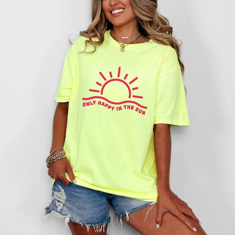 Simply Sage Market レディース トップス Tシャツ プリント グラフィック Simply Sage Market Only Happy In The Sun Puff Print Womens Garment Dyed Graphic TSh