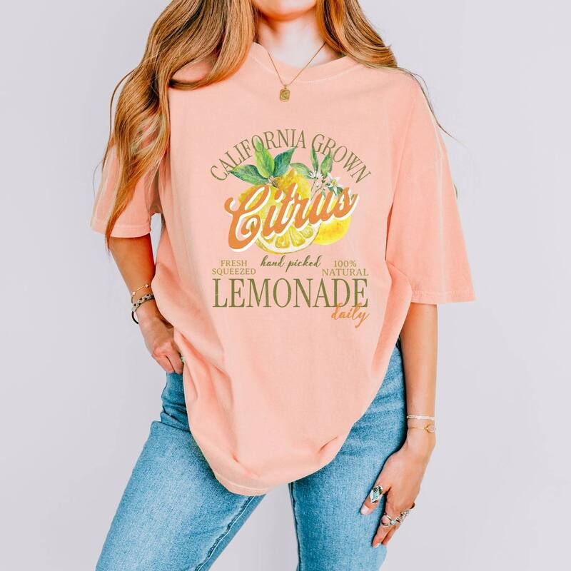 Simply Sage Market レディース トップス Tシャツ グラフィック Simply Sage Market California Grown Lemonade Womens Garment Dyed Graphic TShirt Peachy