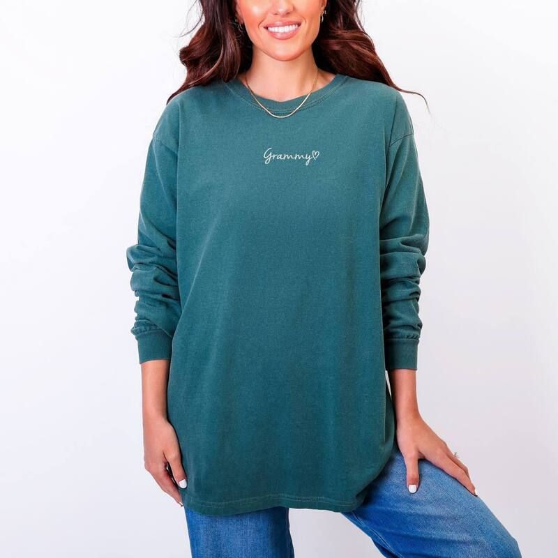 Simply Sage Market レディース トップス Tシャツ 刺繍 グラフィック Simply Sage Market Embroidered Grammy Heart Womens Garment Dyed Long Sleeve Graphic T