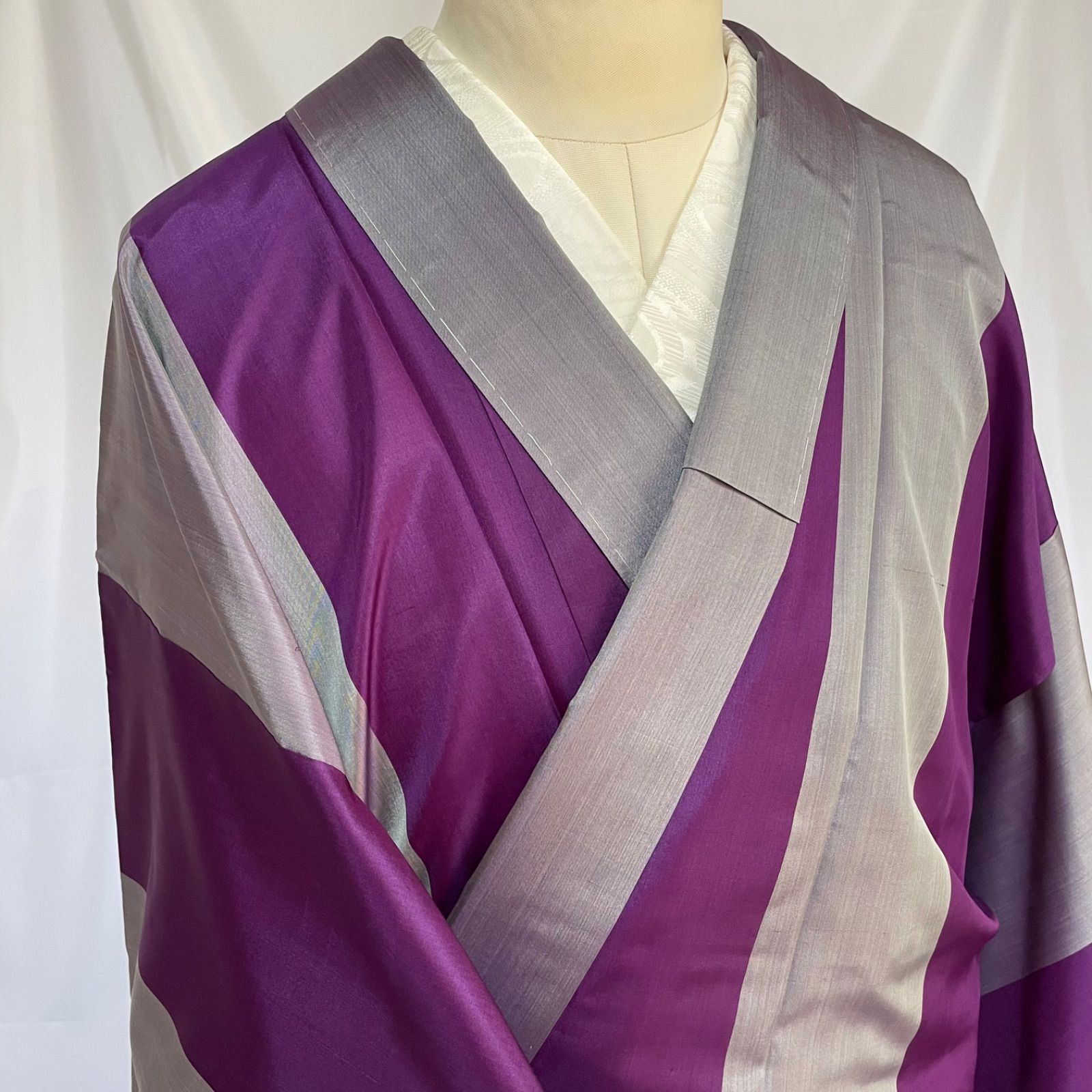 J876 美品 しつけ糸付き 洗える着物 紬調 ポリエステル 上質 縦縞 身丈