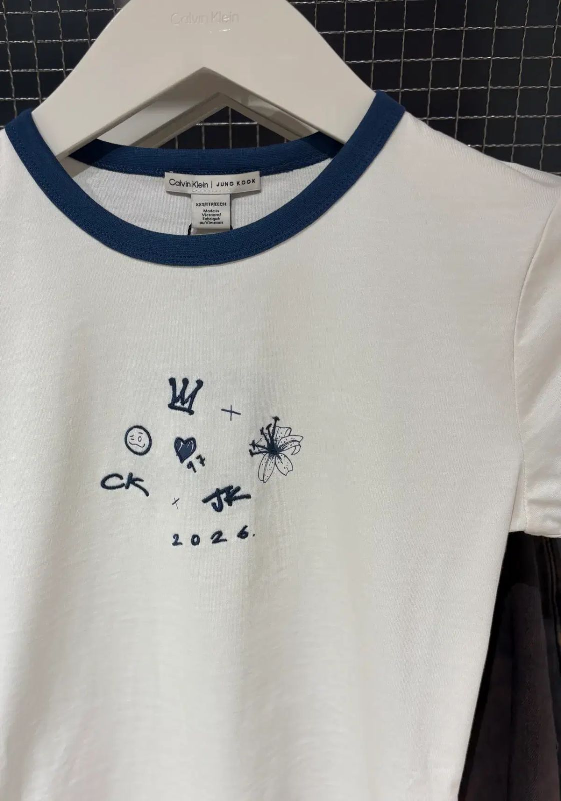 (XS) CK JK ジョングク Calvin Klein カルバン・クライン リンガー ベイビ— レディース Tシャツ BTS