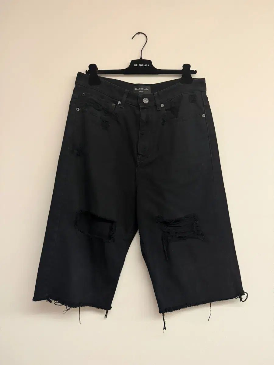 バレンシアガ ダメージド クロップド デニム パンツ 81,761円