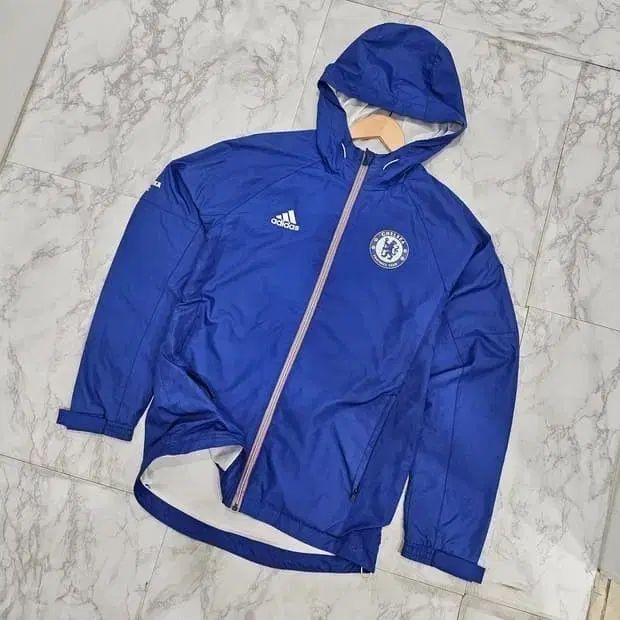チェルシー FC ロゴとアディダス ブランド マークがあり、青 カラー ウィンドブレーカー ジャケット
