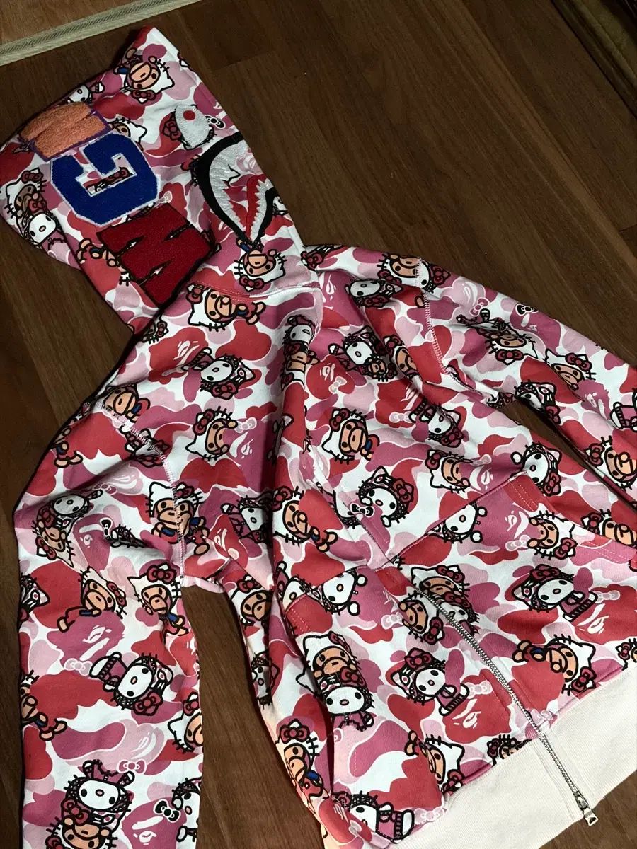 A BATHING APE x ハローキティ ピンク カモフラ ジップアップ フーディー