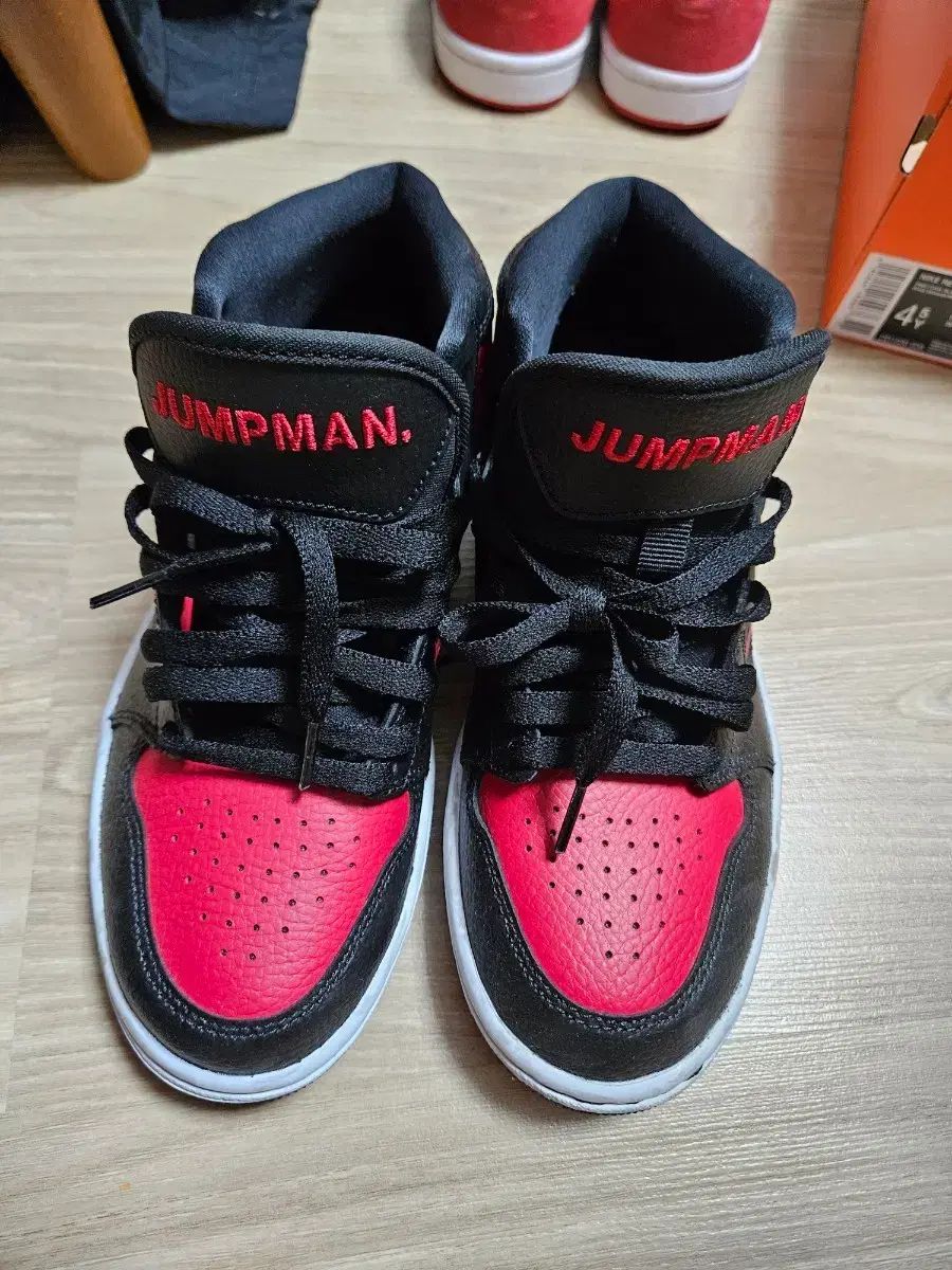 NIKE エア ジョーダン1 ミッド ブラック/レッド ジャンプマン