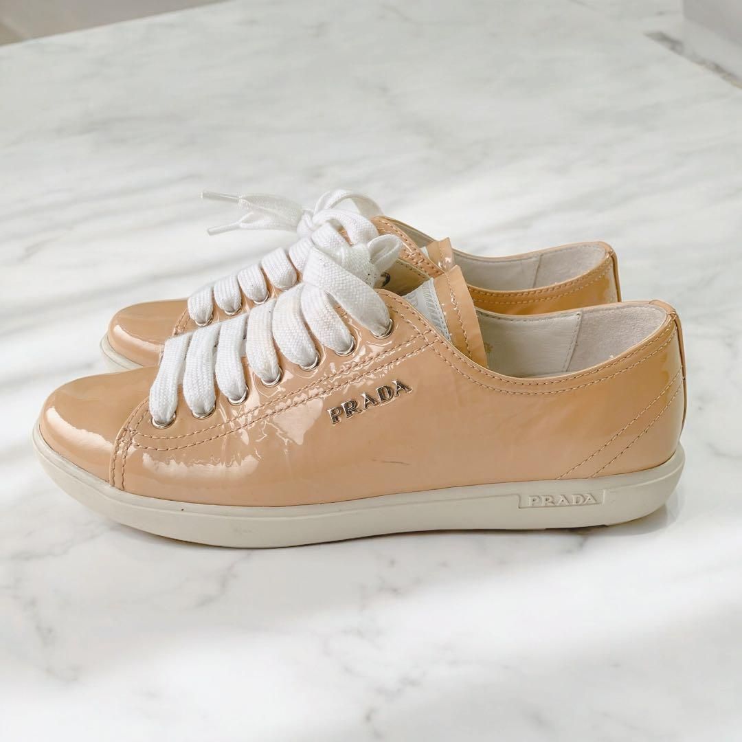 PRADA プラダ　シューズ　靴　パテントレザー メタルロゴプレート　スニーカー　レディース