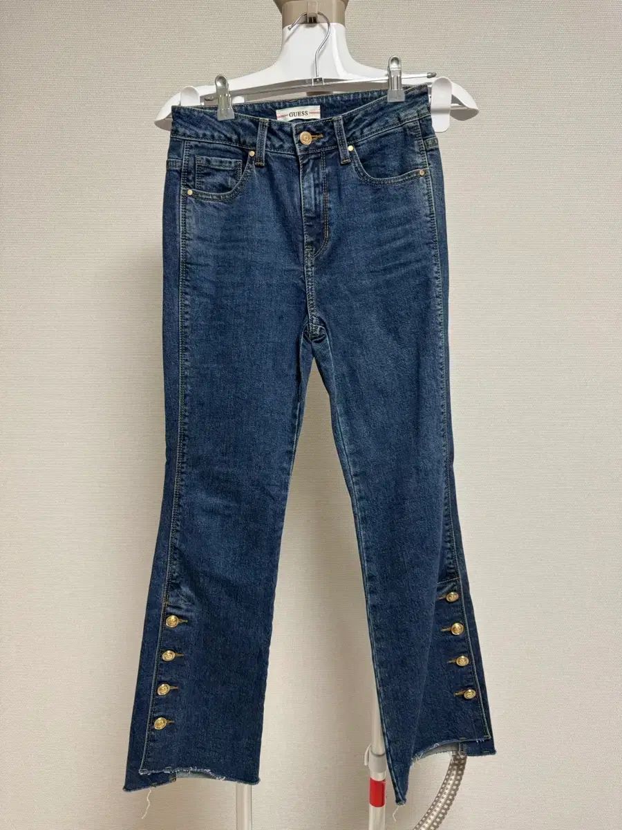 GUESS ボタン装飾 ブーツカット デニム パンツ デニム パンツ SUJI デニム