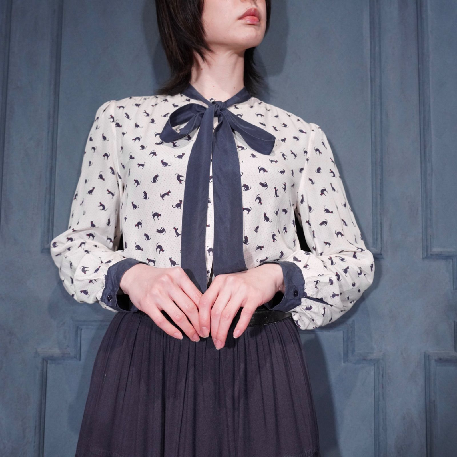 EU VINTAGE CAT DOT PATTERNED RIBBON TIE DESIGN SILK BLOUSE/ヨーロッパ古着にゃんこドット柄リボンタイデザインシルクブラウス