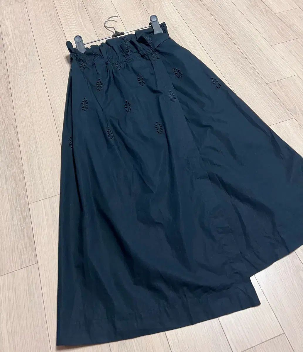 ヴィンス VINCE エンブロイダリー ラップスタイル スカート シャカシャカ素材 コットン ブラック 黒 スカート ロング丈