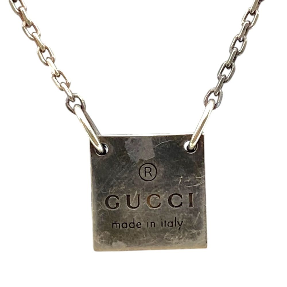 GUCCI グッチ スクエア ロゴ プレート ネックレス ペンダント シルバー アクセサリー ジュエリー 925 洗練 高級感 モード ラグジュアリー スタイリッシュ 上品 人気 定番