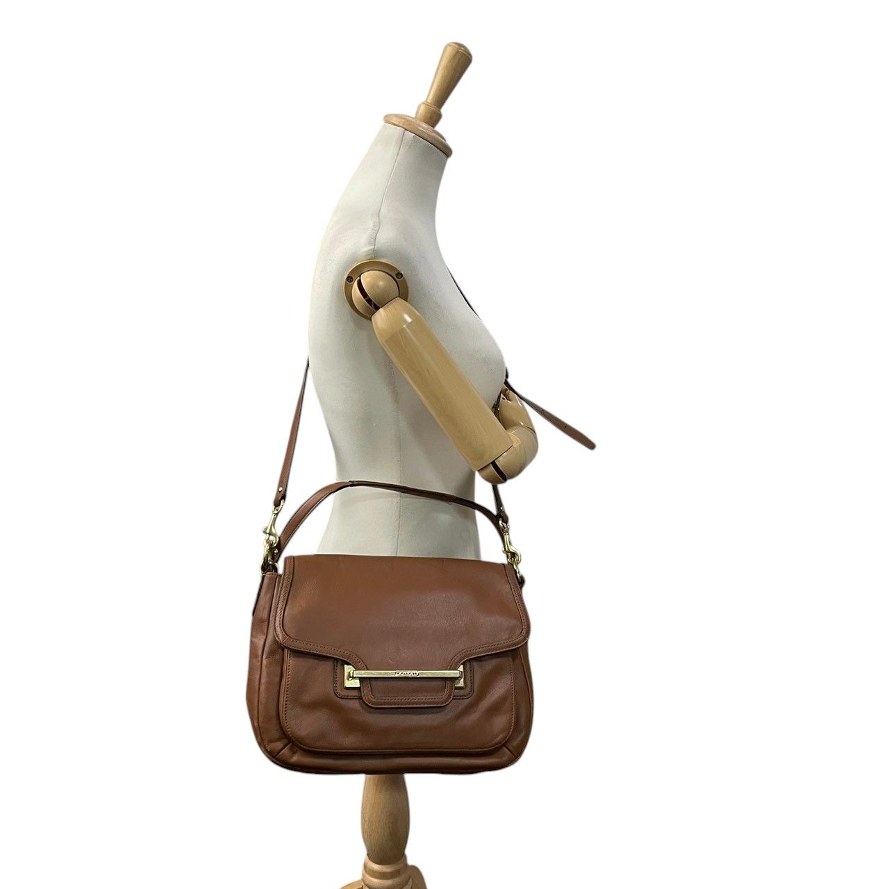 【美品】 コーチ COACH ショルダーバッグ クロスボディ 斜め掛け可 レザー 本革 ブラウン 茶色 シルバー金具 ターンロック フラップ カジュアル クラシック ビンテージ 上品 鞄 通勤 通学 お出かけ レディース 定番 人気 希少 アイテム S59 【美品】 コーチ COACH ショルダーバッグ クロスボディ 斜め掛け可 レザー 本革 ブラウン 茶色 シルバー金具 ターンロック フラップ カジュアル クラシック ビンテージ 上品 鞄 通勤 通学 お出かけ レディース 定番 人気 希少 アイテム S59