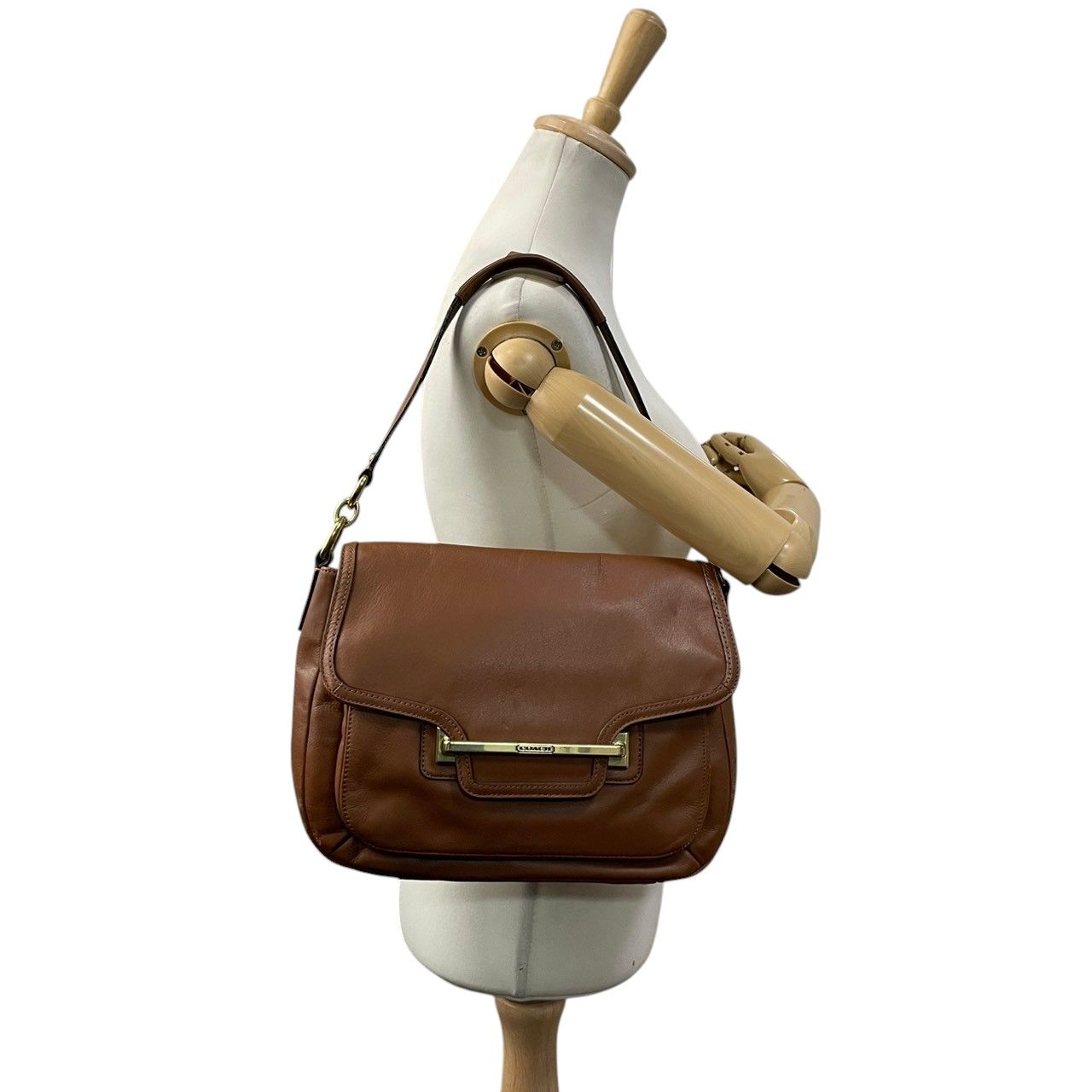 【美品】 コーチ COACH ショルダーバッグ クロスボディ 斜め掛け可 レザー 本革 ブラウン 茶色 シルバー金具 ターンロック フラップ カジュアル クラシック ビンテージ 上品 鞄 通勤 通学 お出かけ レディース 定番 人気 希少 アイテム S59 【美品】 コーチ COACH ショルダーバッグ クロスボディ 斜め掛け可 レザー 本革 ブラウン 茶色 シルバー金具 ターンロック フラップ カジュアル クラシック ビンテージ 上品 鞄 通勤 通学 お出かけ レディース 定番 人気 希少 アイテム S59