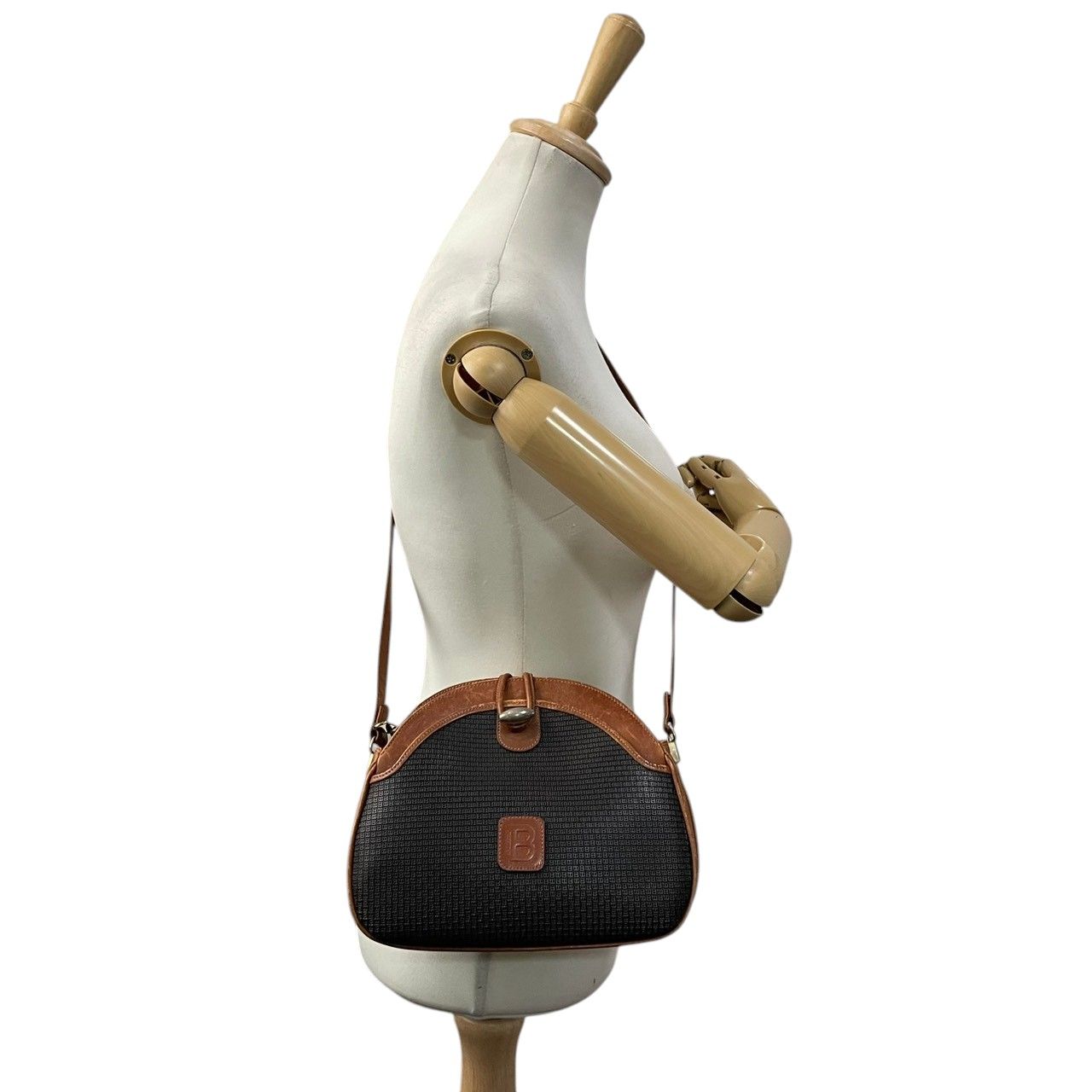 BALLY バリー レザー ショルダーバッグ クロスボディ 斜め掛け 