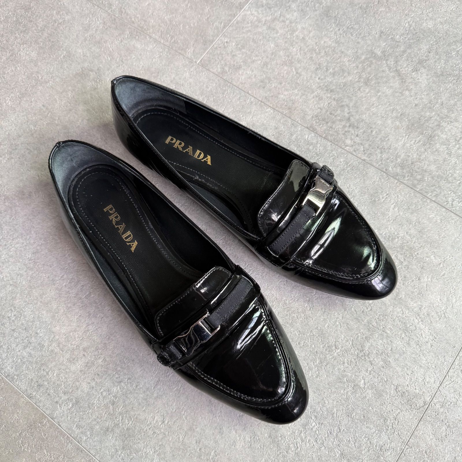 PRADA プラダ ベルトロゴローファー パテントレザー ブラック シルバー 