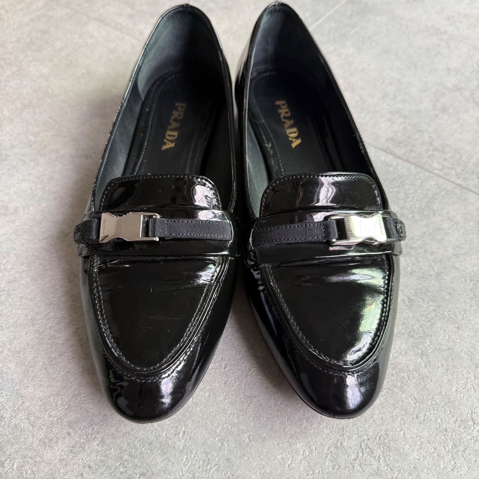 PRADA プラダ ベルトロゴローファー パテントレザー ブラック シルバー