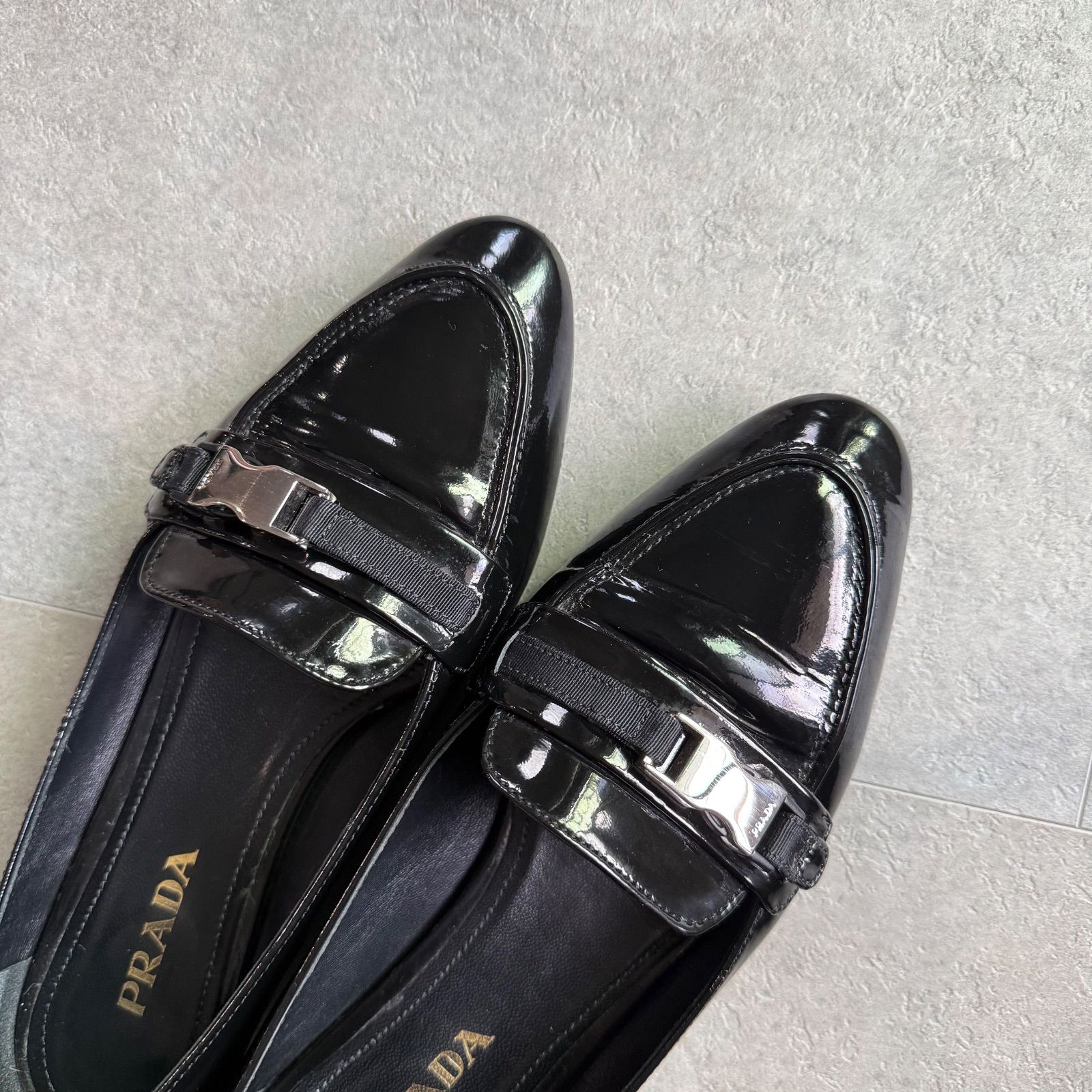 PRADA プラダ ベルトロゴローファー パテントレザー ブラック シルバー