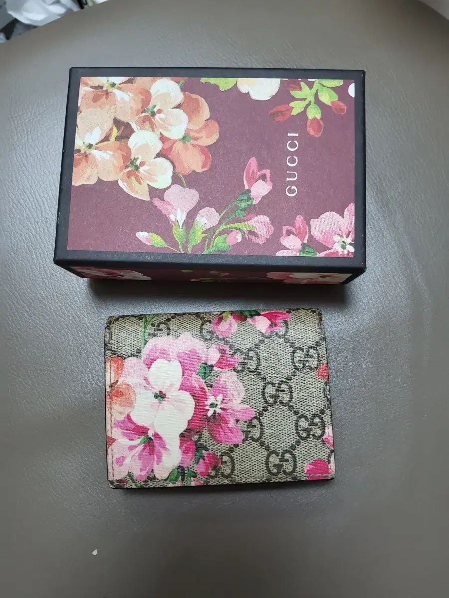 グッチ フローラ 二つ折り財布