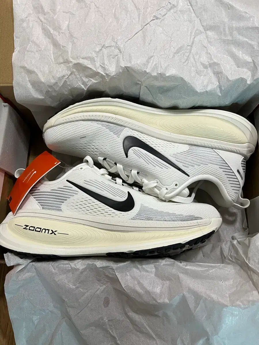 250 NIKE ボメロ 18 白 未使用 新品 出品