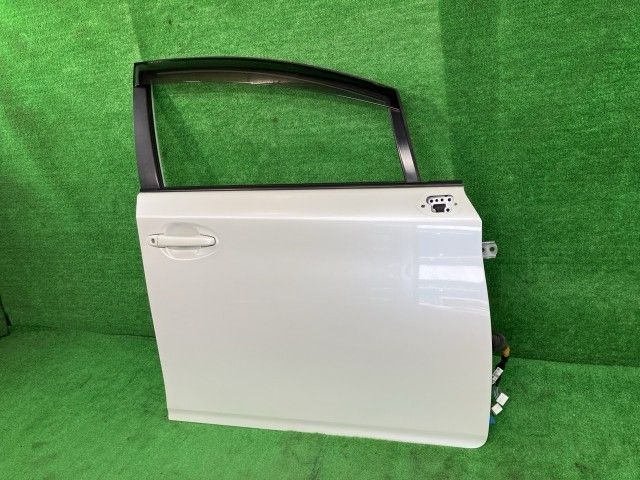 ウィッシュ ZGE25W 右フロントドア 1.8S 4WD ニホンイタ M408 67001 
