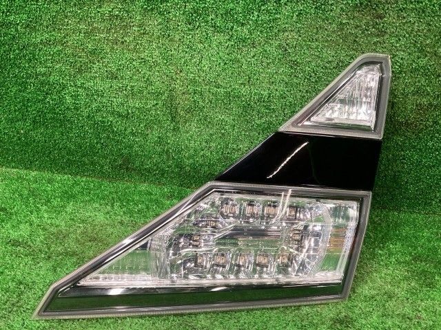 ヴェルファイア ANH25W 右フィニッシャーパネル 2.4Z 4WD 7人 コイト 58-35 81580-58150 202