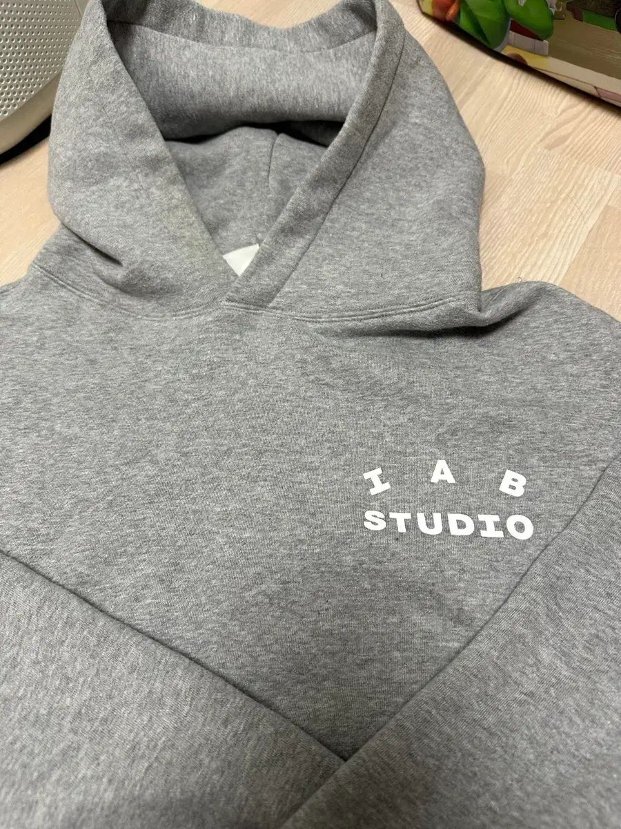 IAB スタジオ グレー フードTシャツ