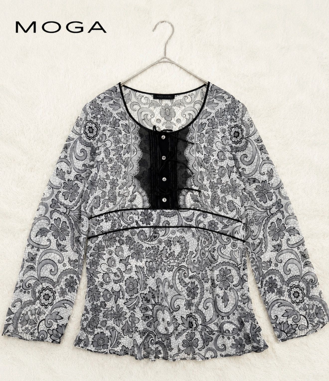 新品タグ付 MOGA モガ 幾何学柄フレアスリーブブラウス XL 定価2.8万 MOGA シルク100% ペイズリー柄 ブラウス 3 フレア袖 総柄 モノトーン