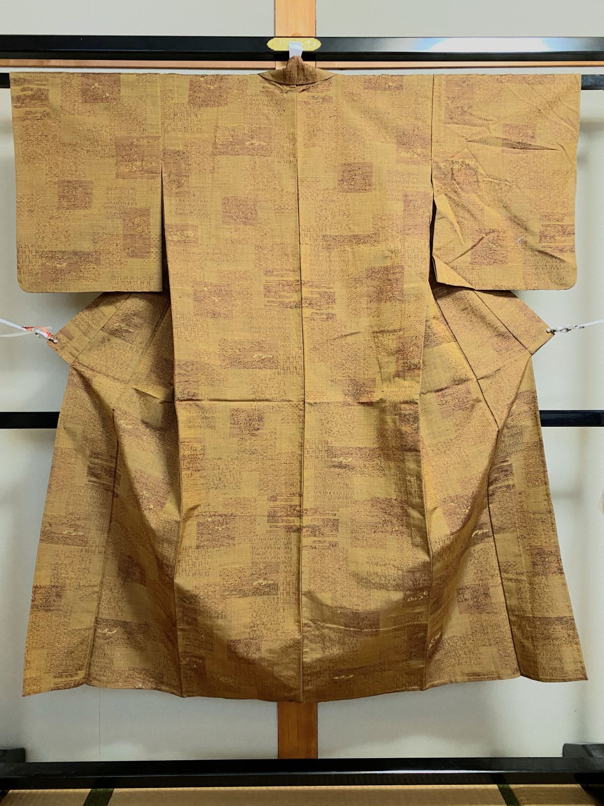 562B【アンティーク着物】金茶色 地紋に風景・花模様 単衣 小紋？ 色無地？ 和装 リメイク素材にも？？