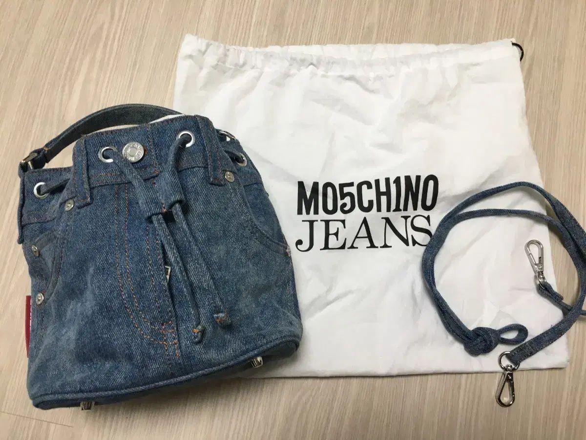 モスキーノ ジーン デニム バケットバッグ + ストラップ